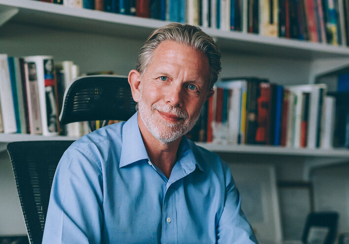 Παύλος Γερουλάνος: «Όταν το ΠΑΣΟΚ έβγαινε απολογούμενο, η κοινωνία με το χιούμορ της το κράτησε ζωντανό» 