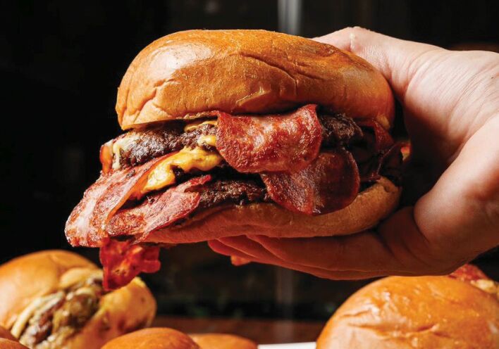 Βολτάρουμε στην πόλη και ανακαλύπτουμε τα καλύτερα στέκια του street food