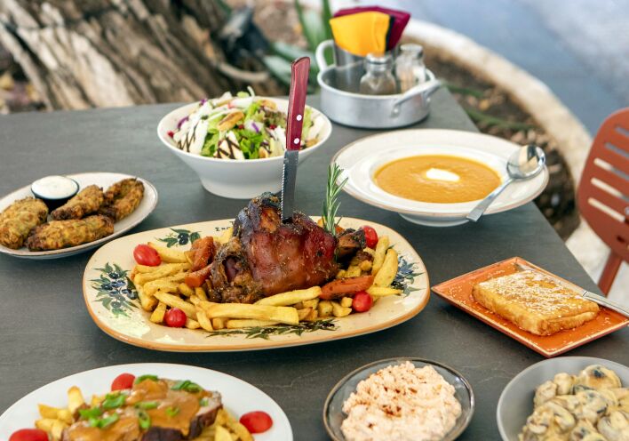 5 νόστιμες στάσεις στην πόλη που φοράει τα γιορτινά της