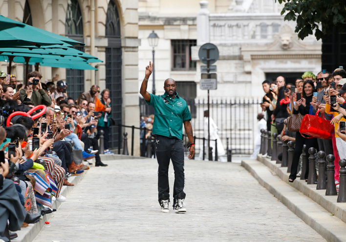 Ο σχεδιαστής Virgil Abloh στο Παρίσι στη διάρκεια ενός show για τον Louis Vuitton το 2019 © Estrop/Getty Images