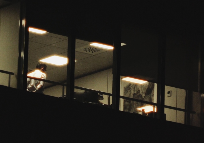 Αργά στα γραφεία της Αθήνας: Όψεις της εταιρικής μελαγχολίας - Ένα φιλμ του Δημήτρη Κλεάνθη