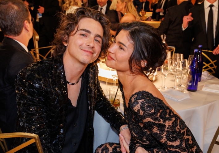 Ο Τιμοτέ Σαλαμέ και η Κάλι Τζένερ στην 81η απονομή των Χρυσών Σφαιρών που πραγματοποιήθηκε στο ξενοδοχείο Beverly Hilton στις 7 Ιανουαρίου 2024 στο Μπέβερλι Χιλς της Καλιφόρνια. 