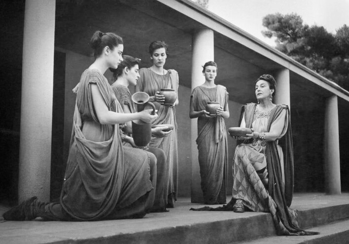 Εθνικό Θέατρο, Μήδεια | Από αριστερά: Φλωρέττα Ζάννα, Ρέα Μιχαλοπούλου, Μαίρη Χρονoπούλου, Μάρω Κοντού και Κατίνα Παξινού. Αρχαίο Θέατρο Επιδαύρου, 1956