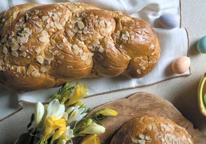 Τσουρέκια, αυγά, λαμπάδες, όλα όσα θες για το Πάσχα