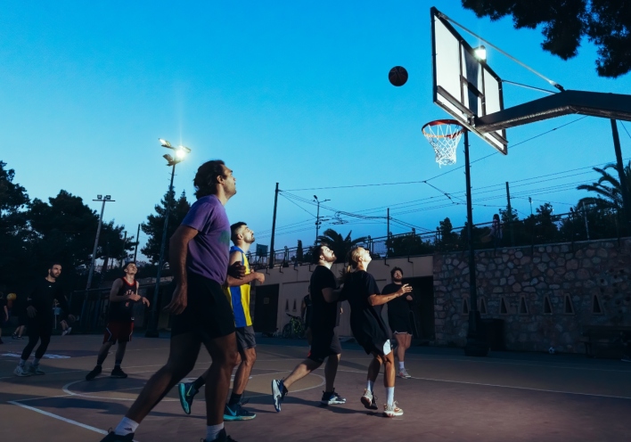 Μπάσκετ στην Αθήνα: Τα γήπεδα της πόλης και ιστορίες από ένα αθλητικό καλοκαίρι.