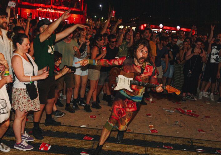 Release Athens 2025: Ανταπόκριση - φωτορεπορτάζ από τις εμφανίσεις των Idles, Glass Beams & Sprints στην Πλατεία Νερού.