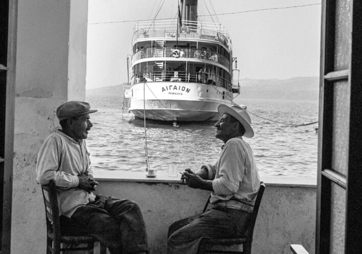 Το «Αιγαίον» αγκυροβολημένο στον Γιαλό της Σαντορίνης το 1954, τότε το νησί είχε περίπου 12.000 κατοίκους