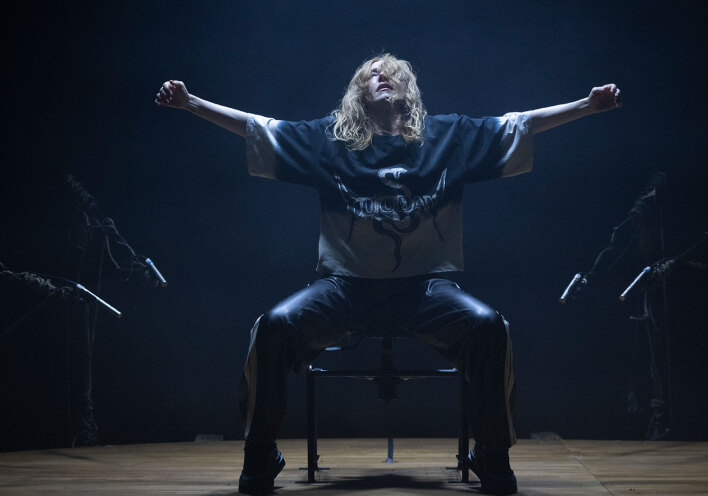 Kat Válastur: «Η δουλειά μου είναι αρχαιο-φουτουριστική»