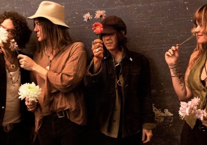 The Dandy Warhols: Συνέντευξη με τον τραγουδιστή της μπάντας, Courtney Taylor-Taylor, πριν τις συναυλίες τους στην Ελλάδα.