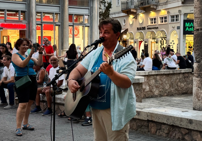 Οι μουσικοί του δρόμου που φτιάχνουν το soundtrack της Αθήνας