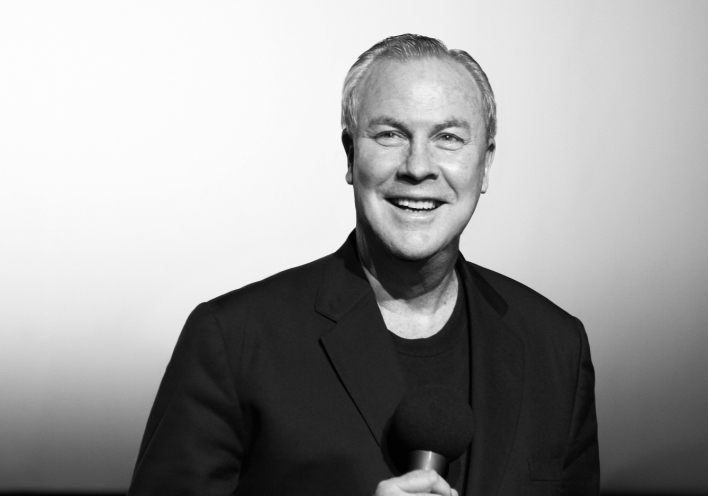 Ρόμπερτ Γουίλσον: ένα ξεχωριστό κεφάλαιο στην ιστορία του παγκόσμιου θεάτρου με τη χαρακτηριστική του αισθητική βασισμένη στο φως και τη σιωπή