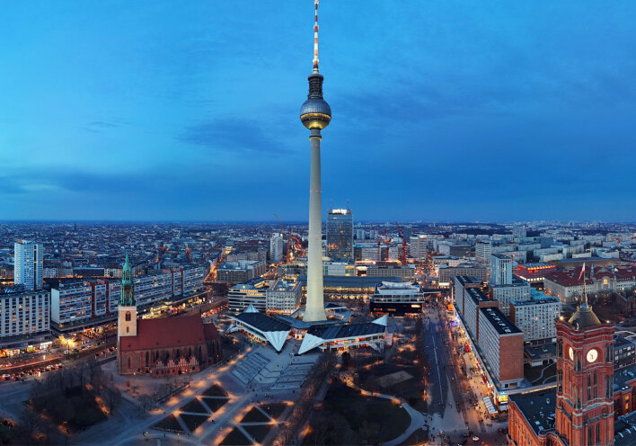 Το κέντρο της πόλης με τον Πύργο της Τηλεόρασης και την πλατεία Alexanderplatz στο Βερολίνο της Γερμανίας