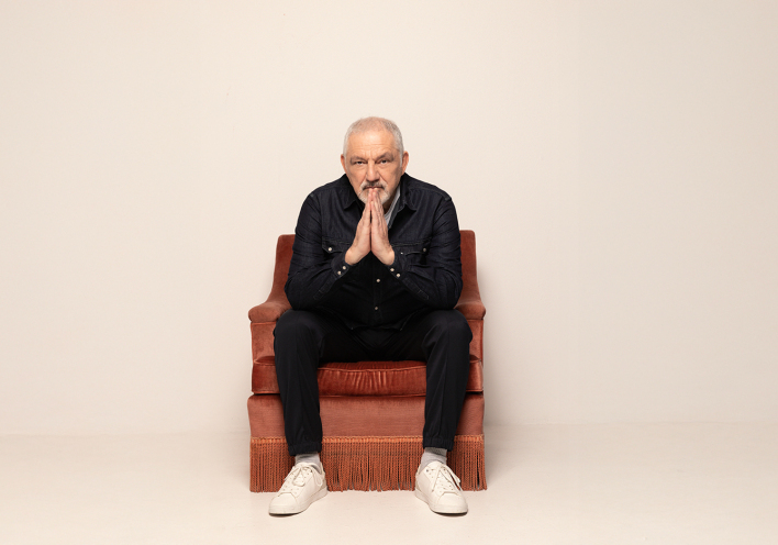 Νίκος Πορτοκάλογλου: Συνέντευξη για το νέο του άλμπουμ «Ανάμεσα», τις συνεργασίες, το ελληνικό τραγούδι και τη ζωή του.