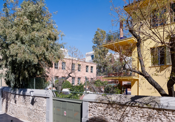 Η Σχολή Χιλλ στην διασταύρωση  Ν. Νικοδήμου και Θουκυδίδου