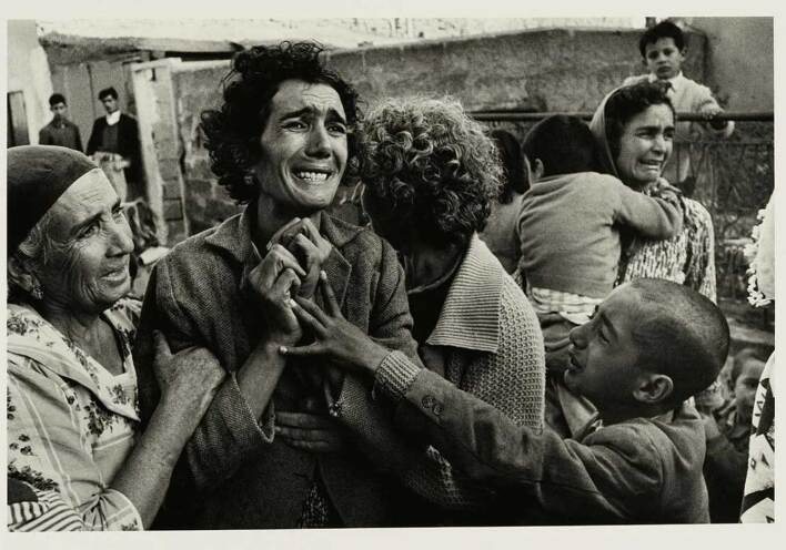 1964, Κύπρος. Γυναίκα από την Τουρκία μαθαίνει για τον θάνατο του συζύγου της © Σερ Ντον Μακάλιν