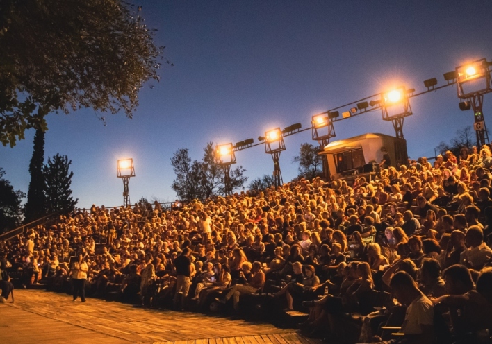 Φ hill Sessions 2026 στον λόφο Φιλοπάππου: συναυλίες, διεθνείς και Έλληνες καλλιτέχνες σε ένα καλοκαιρινό φεστιβάλ στην Αθήνα.