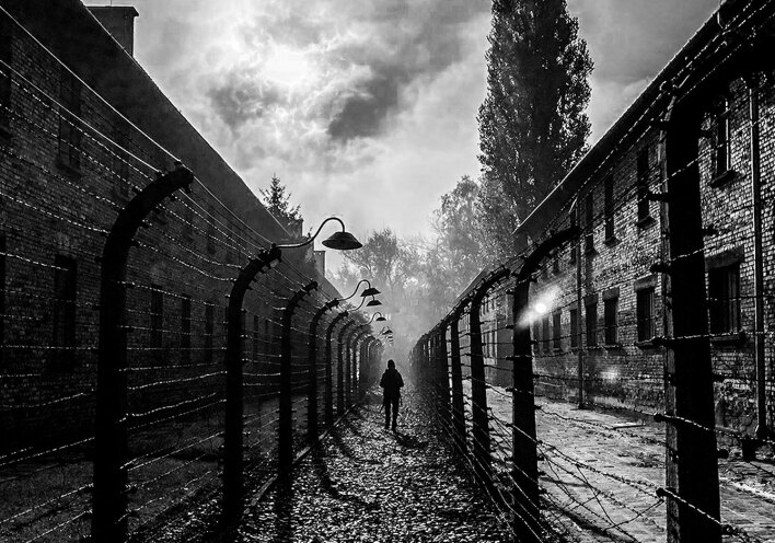 Ρενέ Ρεβάχ - Νίκος Μεγγρέλης: Το ντοκιμαντέρ «Πες μου» δεν αφηγείται μόνο το Ολοκαύτωμα, αλλά και το «μετά»