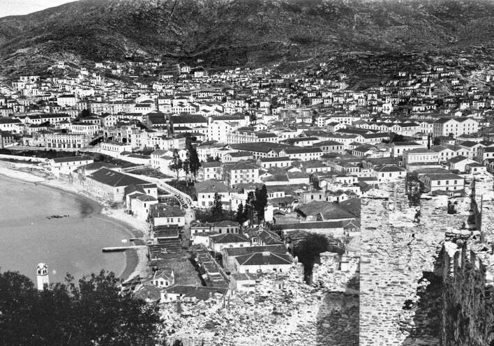 Καβάλα 1917. Ένα δάσος καπναποθηκών καταλαμβάνει το κέντρο της πόλης και συνεχίζει σκαρφαλώνοντας στα γύρω υψώματα. Συλλογή Bundersarchiv, Bild 104-2848