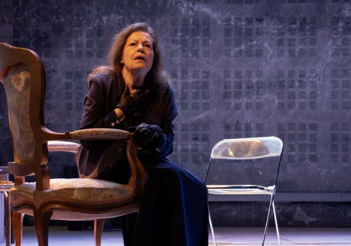 Ο Ουρανός Κατακόκκινος στον γαλαξία της Αναγνωστάκη - Μπήκαμε στις πρόβες της παράστασης στο Θέατρο Ψυρρή