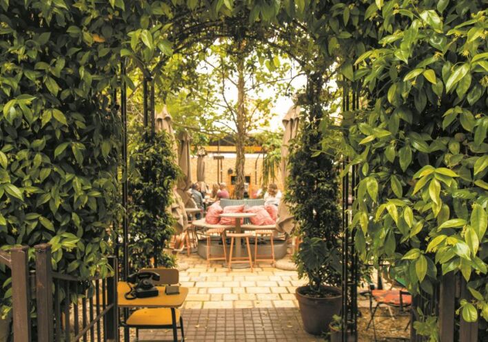 6 νόστιμα στέκια γύρω από τη γειτονιά της Ακρόπολης