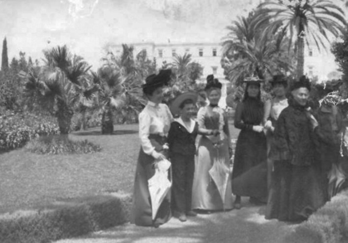 Μέλη της οικογένειας Δραγούμη στον κήπο της Αμαλίας, 1891