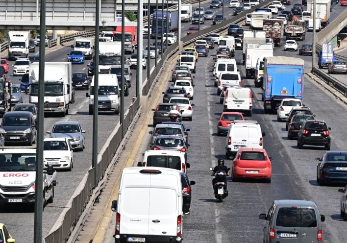 Ακροβατικά με μοτοσικλέτες στον Κηφισό: επικίνδυνοι ελιγμοί ανάμεσα σε κινούμενα αυτοκίνητα και η ψευδαίσθηση ενός extreme sport.