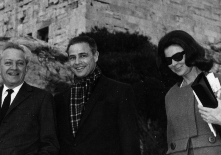 Ο Marlon Brando στην Αθήνα το 1965: Ο αμερικανός σταρ του κινηματογράφου επισκέπτεται την Ακρόπολη με τον εξόριστο τότε σκηνοθέτη του Hollywood Jules Dassin. Πίσω τους τα Προπύλαια της Ακρόπολης / (Photo by Keystone/Getty Images)
