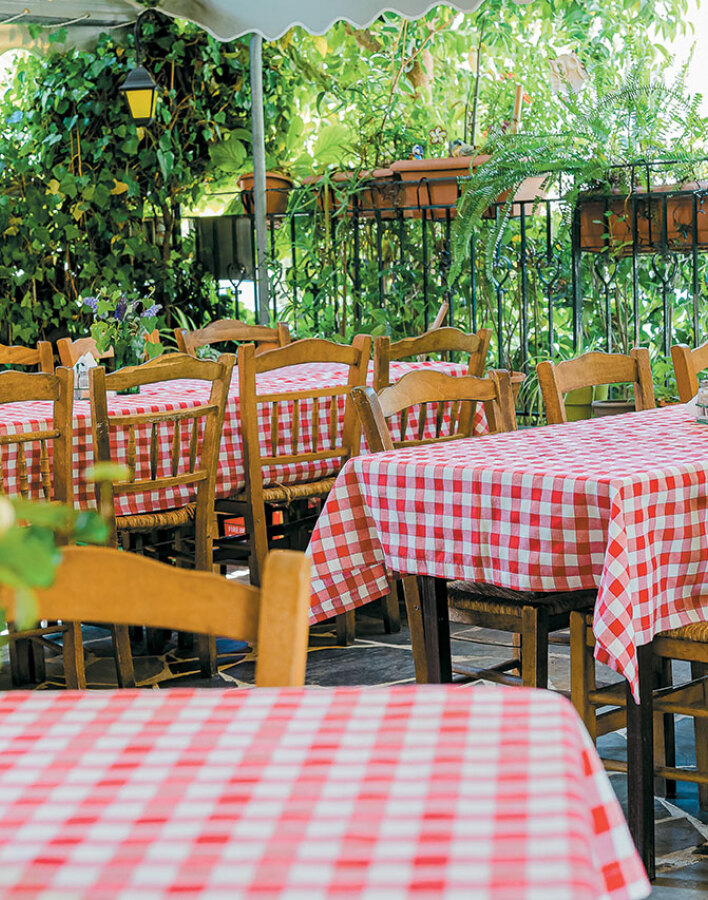 Κισσός, η ταβέρνα που ξυπνά μνήμες από κυριακάτικα οικογενειακά τραπέζια