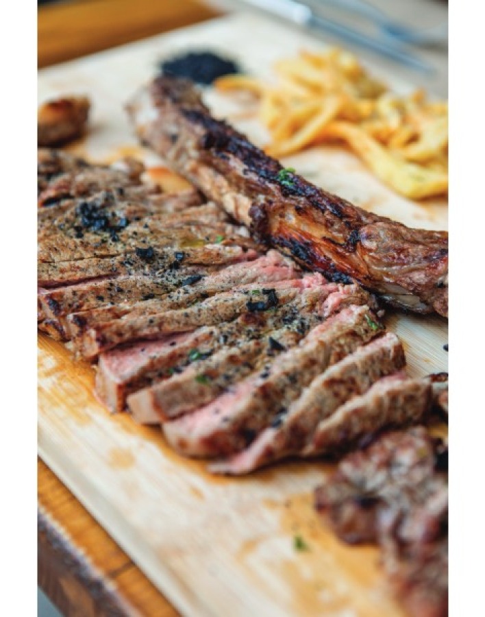 Ροζ Πάνθηρας: Στέκι των καλοφαγάδων για εξαιρετικές κοπές στο Παγκράτι