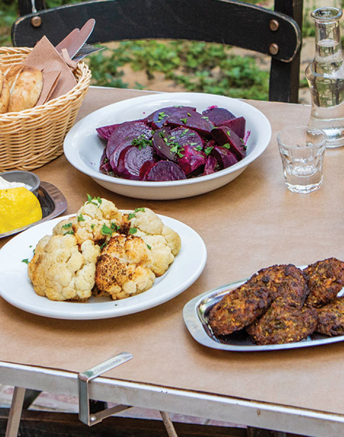 Αυλή: Για νόστιμους μεζέδες και παρεΐστικη διάθεση