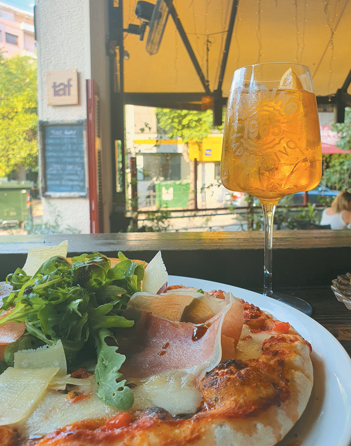 Medez Cafe & Bar: Το αγαπημένο στέκι του Παγκρατίου