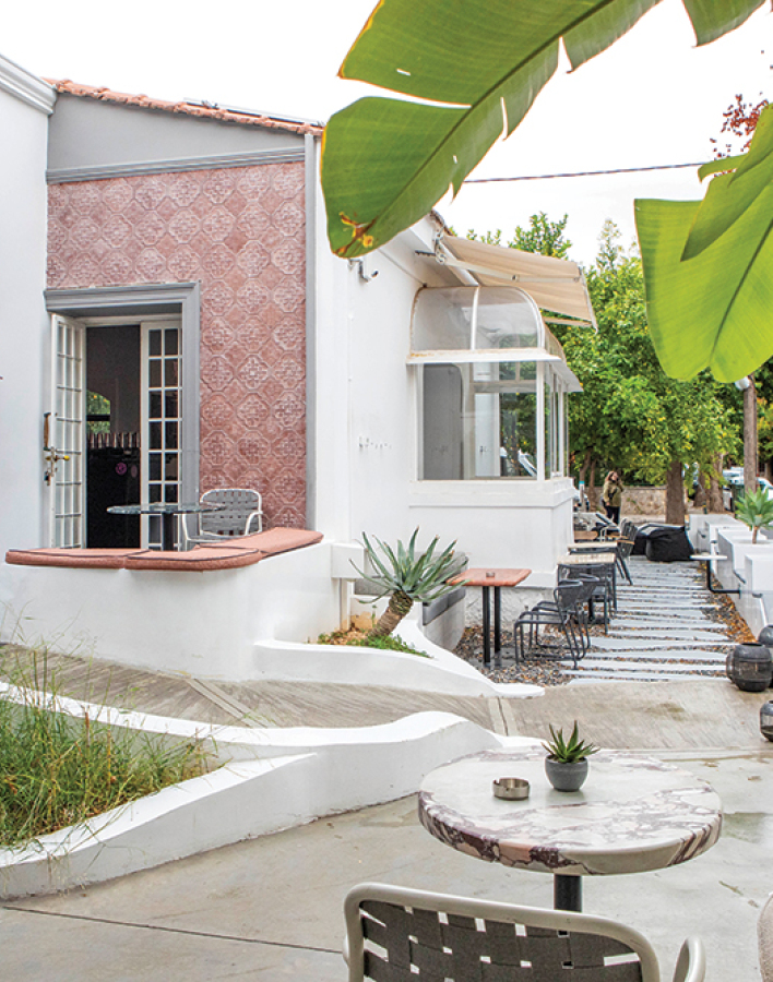 Bored: Υπέροχο smashed burger και signature cocktails