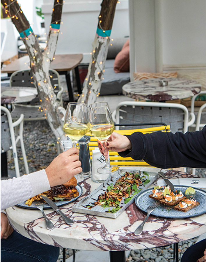 Bored: Υπέροχο smashed burger και signature cocktails