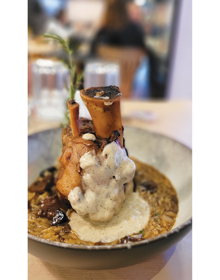 Το Μαύρο Πρόβατο του Press Café: Εδώ που οι αθηναϊκές παρέες δίνουν το σταθερό ραντεβού τους