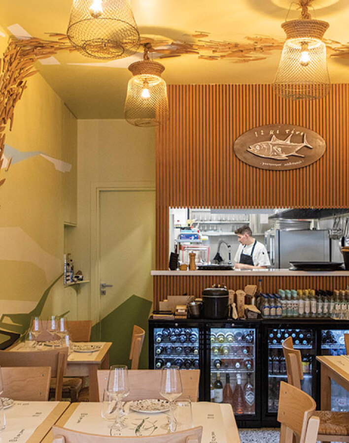 12 με τόνο: Εκλεκτοί μεζέδες που μυρίζουν θάλασσα στη Νέα Ερυθραία