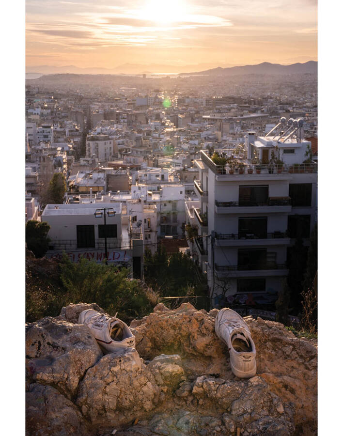 Τα «Αδέσποτα παπούτσια στnν Αθήνα» με τα μάτια του σκηνοθέτη Γιώργου Ζώn