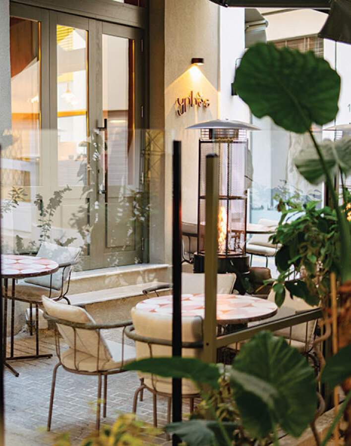 Yphes: Η νέα κρυφή all day αυλή της Αθήνας