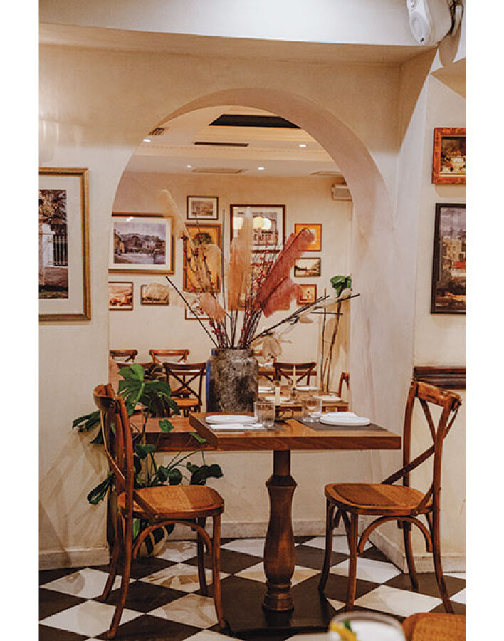 Lyra: Η μελωδία της γεύσης στην καρδιά της Πλάκας