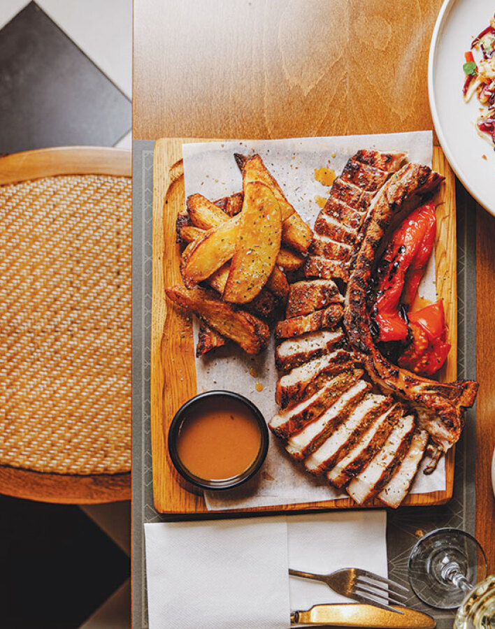 Lyra: Η μελωδία της γεύσης στην καρδιά της Πλάκας