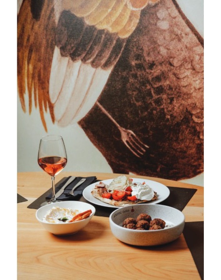 Αισώπου Μύθοι: Πεντανόστιμη ελληνική κουζίνα  στα στενά του Ψυρρή