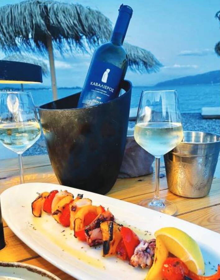 Αxinos Seafood Restaurant: Φρέσκα ψάρια και θαλασσινά δίπλα  στο κύμα 