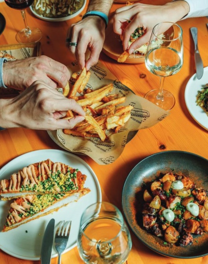 Φυσαρμόνικα: Το μεζεδοπωλείο που παντρεύει το μοντέρνο με το παραδοσιακό 