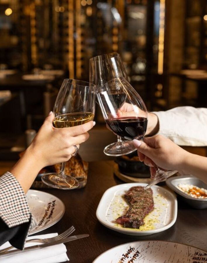  OX Athens: Ιδανικός προορισμός για καλό κρέας και κρασί στα γιορτινά τραπέζια της πόλης 