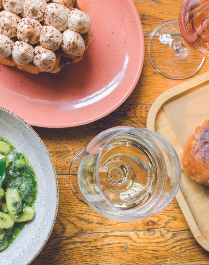 Café Cafe cocktails & more: Το στέκι που άλλαξε τα δεδομένα  στο Περιστέρι