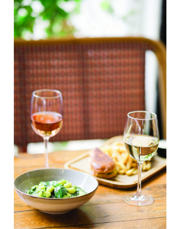 Café Cafe cocktails & more: Το στέκι που άλλαξε τα δεδομένα  στο Περιστέρι