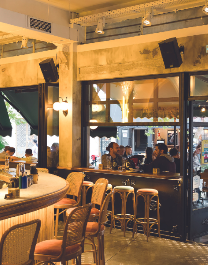 Café Cafe cocktails & more: Το στέκι που άλλαξε τα δεδομένα  στο Περιστέρι