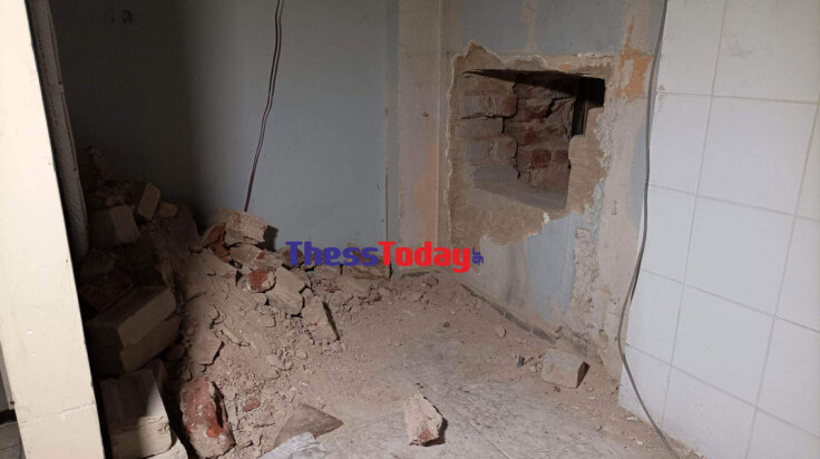 Η τρύπα που άνοιξαν οι διαρρήκτες στη Θεσσαλονίκη για να μπουν στο κοσμηματοπωλείο