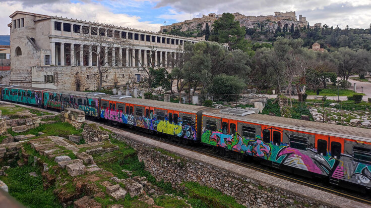 Συρμός του Ηλεκτρικού δίπλα από την Αρχαία Αγορά στην Αθήνα