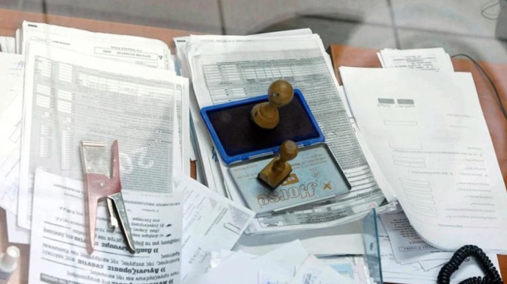 Γραφείο εφορίας με έγγραφα και σφραγίδες