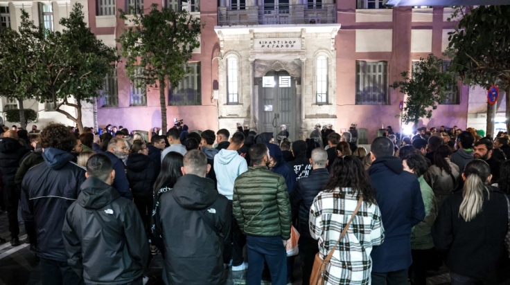 διμαρτυρια κοσμου εξω απο δικαστηρια